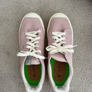 Cariuma size 9 sneakers never worn